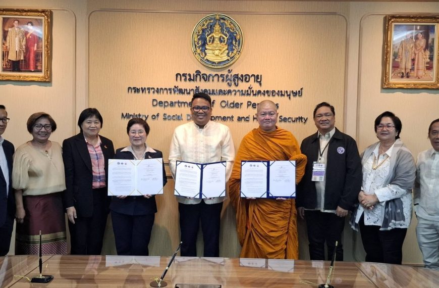 พระมหาสุรไกร ชินพุทฺธิสิริ,ผศ. คณบดีคณะสังคมศาสตร์ มหาวิทยาลัยมหามกุฏราชวิทยาลัย เป็นผู้ลงนามแทน ในหนังสือบันทึกความเข้าใจร่วมกัน (MoU) ระหว่าง มหาวิทยาลัยมหามกุฏราชวิทยาลัย สมาคมนักสังคมสงเคราะห์แห่งประเทศฟิลิปปินส์ (Philippine Association of Social Workers) และสภาวิชาชีพสังคมสงเคราะห์ (SWPC)